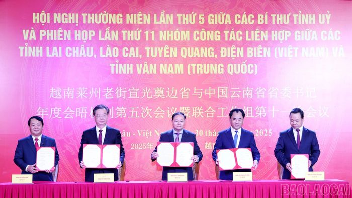  Bí thư Tỉnh ủy Trịnh Việt Hùng cùng Bí thư Tỉnh ủy các tỉnh ký kết biên bản Hội nghị thường niên lần thứ 5. (Ảnh: Thành Phú) 