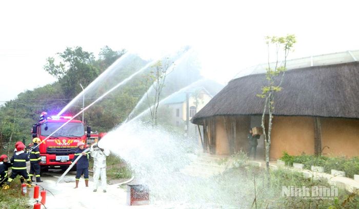 Lực lượng Cảnh sát PCCC và CNCH (Công an tỉnh Ninh Bình) tham gia thực hành dập tắt đám cháy.