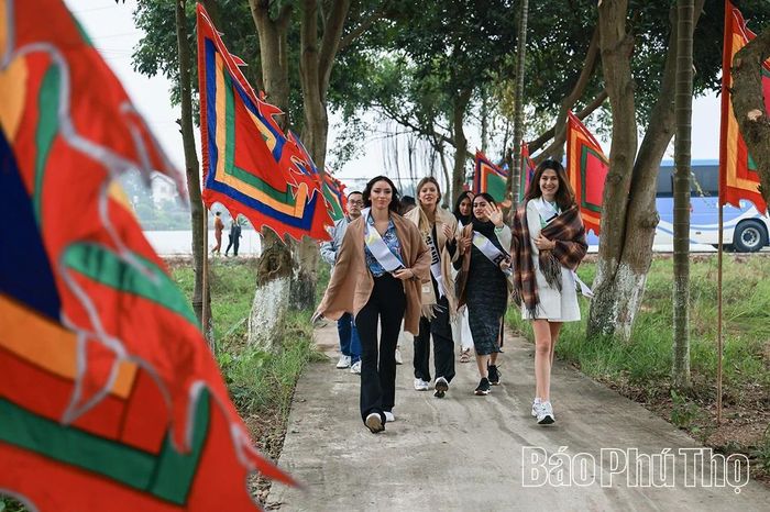 Đền Phú Đa ngày nay không chỉ thu hút người dân trong vùng mà ngày càng trở thành điểm đến hấp dẫn đối với du khách quốc tế.