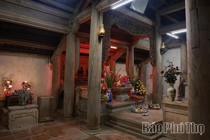 Không gian hậu cung - nơi linh thiêng nhất của đền gây ấn tượng mạnh bởi sự tĩnh lặng và uy nghi.