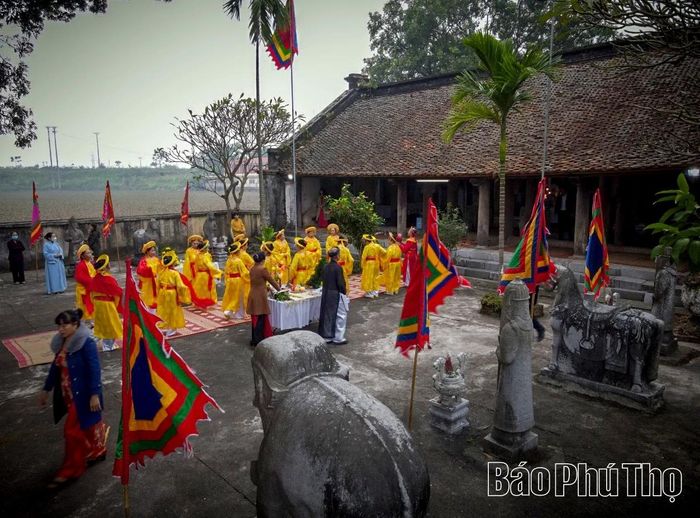 Theo các tài liệu lịch sử, đền Phú Đa xưa kia là tư gia, biệt phủ của Lãng Phương Hầu Nguyễn Danh Thường - một nhân vật có vị thế trong xã hội thế kỷ XVIII. Trải qua bao biến cố lịch sử, chiến tranh và sự bào mòn của thời gian, đền Phú Đa vẫn giữ được những nét kiến trúc cơ bản, gần như nguyên vẹn.