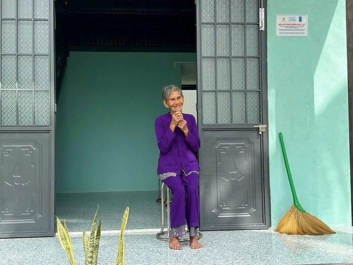Người dân vui mừng khi được nhận nhà an toàn, chống chịu bão lụt. Ảnh: UNDP