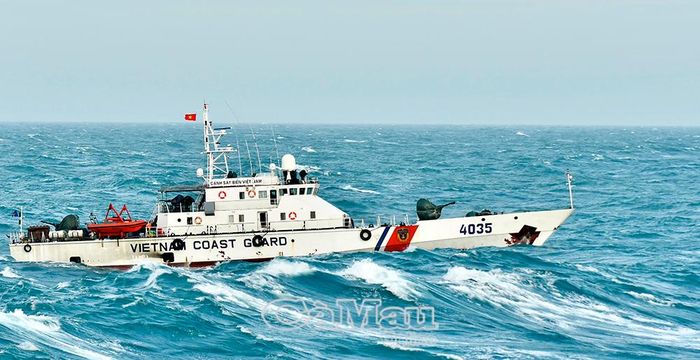 Tàu CSB 4035 thuộc Hải đoàn 42 - Năm Căn - Cà Mau luôn trực canh, đảm bảo an ninh, điểm tựa cho ngư dân trên vùng biển Cà Mau. Ảnh: TRẦN NGUYÊN