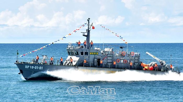 Bộ đội Biên phòng Cà Mau tuần tra, đảm bảo an ninh - trật tự trên vùng biển Cà Mau. Ảnh: TRẦN NGUYÊN