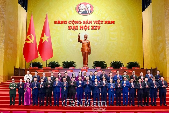 Đoàn đại biểu Đảng bộ tỉnh Cà Mau chụp ảnh lưu niệm cùng lãnh đạo Trung ương tại Đại hội XIV của Đảng. Ảnh: KIÊN GIANG - MINH LUÂN