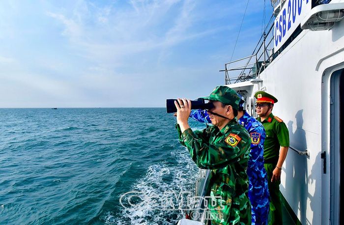 Các lực lượng vũ trang phối hợp tuần tra, giám sát hoạt động trên vùng biển Cà Mau. Ảnh: TRẦN NGUYÊN