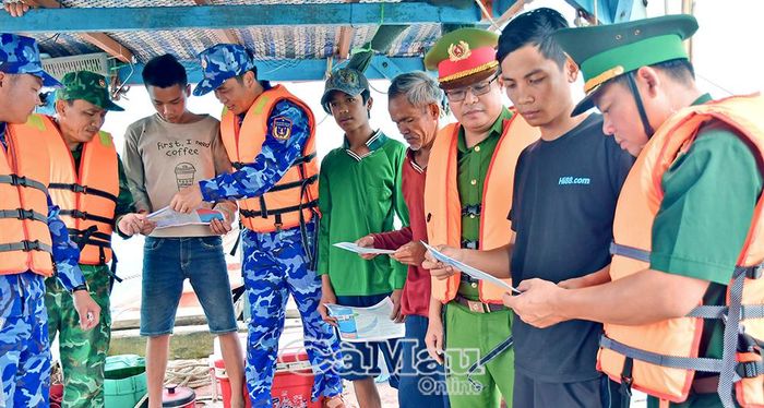Các lực lượng chức năng kết hợp tuần tra, kiểm soát với tuyên truyền cho ngư dân về chống khai thác IUU. Ảnh: TRẦN NGUYÊN