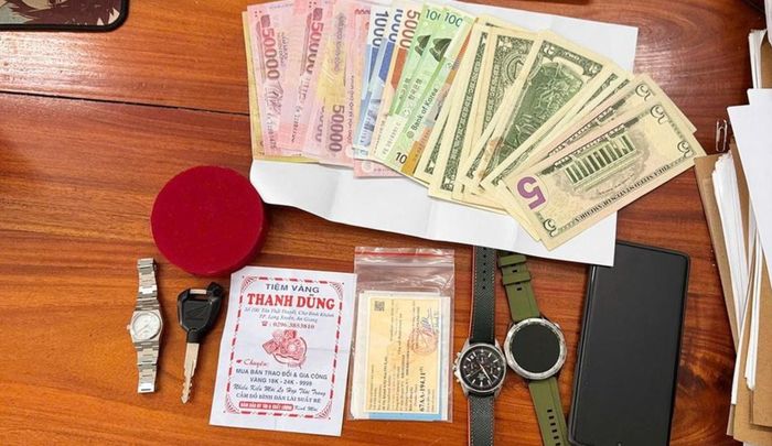 Tang vật Công an thu giữ khi khám xét chỗ ở của Lê Bình Yên.