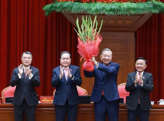 Chủ tịch Quốc hội Trần Thanh Mẫn, Thường trực Ban Bí thư Trần Cẩm Tú, Trưởng Ban Tổ chức Trung ương Lê Minh Hưng chúc mừng Tổng Bí thư Tô Lâm tái cử - Ảnh: TTXVN