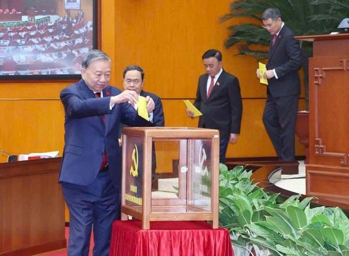 Các đồng chí Ủy viên Bộ Chính trị khóa XIV bỏ phiếu bầu Tổng Bí thư. Ảnh: TTXVN