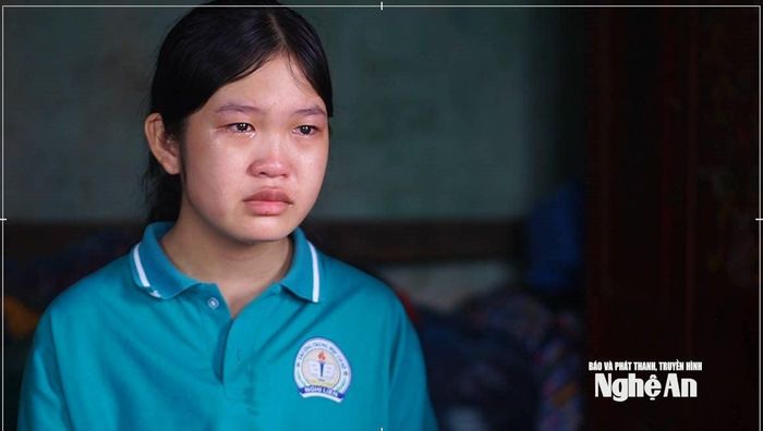 Trong tiếng khóc nấc, Bảo Thy thổ lộ nỗi sợ mình trở thành gánh nặng của mẹ. Ảnh: Cẩm Thùy