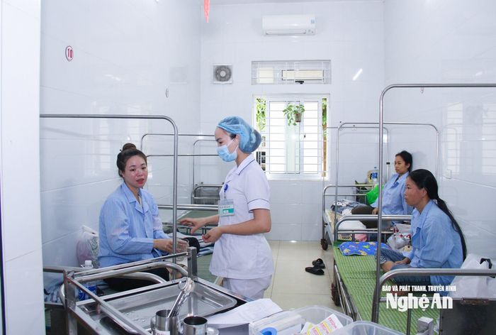 Chăm sóc y tế tại Bệnh viện Đa khoa Diễn Châu. Ảnh: Mai Hoa