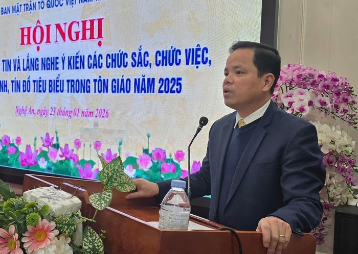 Đồng chí Phan Sỹ Cường - Phó Chủ tịch Ủy ban Mặt trận Tổ quốc Việt Nam tỉnh phát biểu tại hội nghị.
