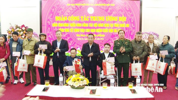 Trung ương Hội Nạn nhân chất độc da cam/dioxin cùng lãnh đạo tỉnh Nghệ An trao quà cho các nạn nhân.