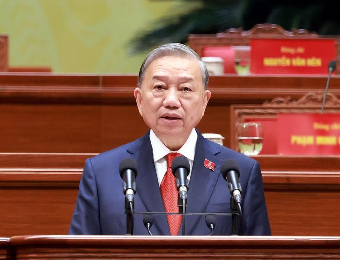 Tổng Bí thư Tô Lâm thay mặt Ban Chấp hành Trung ương Đảng khóa XIV phát biểu ra mắt Đại hội. Ảnh: TTXVN