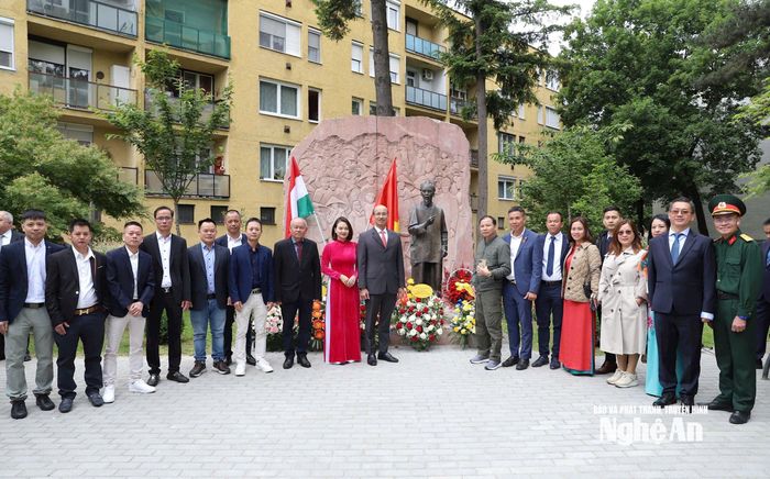 Bà con người Nghệ dâng hoa tại tượng đài Chủ tịch Hồ Chí Minh (Bức tượng Bác duy nhất được Bảo tồn hơn 50 năm tại Châu Âu). Ảnh: NVCC