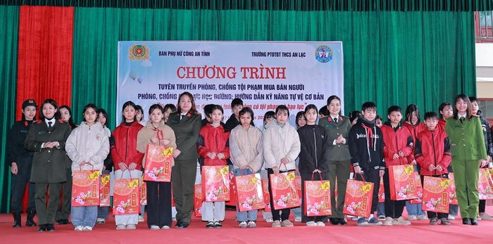  Ban Phụ nữ Công an tỉnh tặng quà học sinh Trường Phổ thông Dân tộc bán trú Trung học cơ sở An Lạc. 