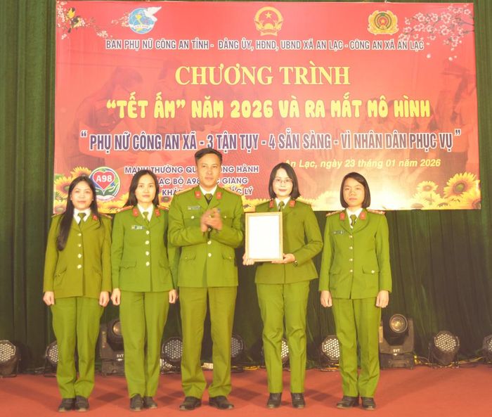  Công an xã An Lạc trao Quyết định thành lập mô hình Phụ nữ Công an xã 3 tận tụy - 4 sẵn sàng - vì Nhân dân phục vụ. 