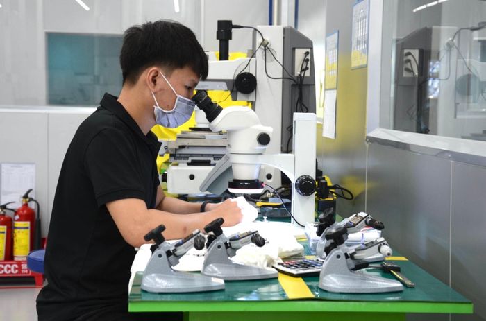 Hoạt động sản xuất tại Công ty TNHH ICT Vina (Khu Công nghệ cao Đà Nẵng). Ảnh: MINH LÊ