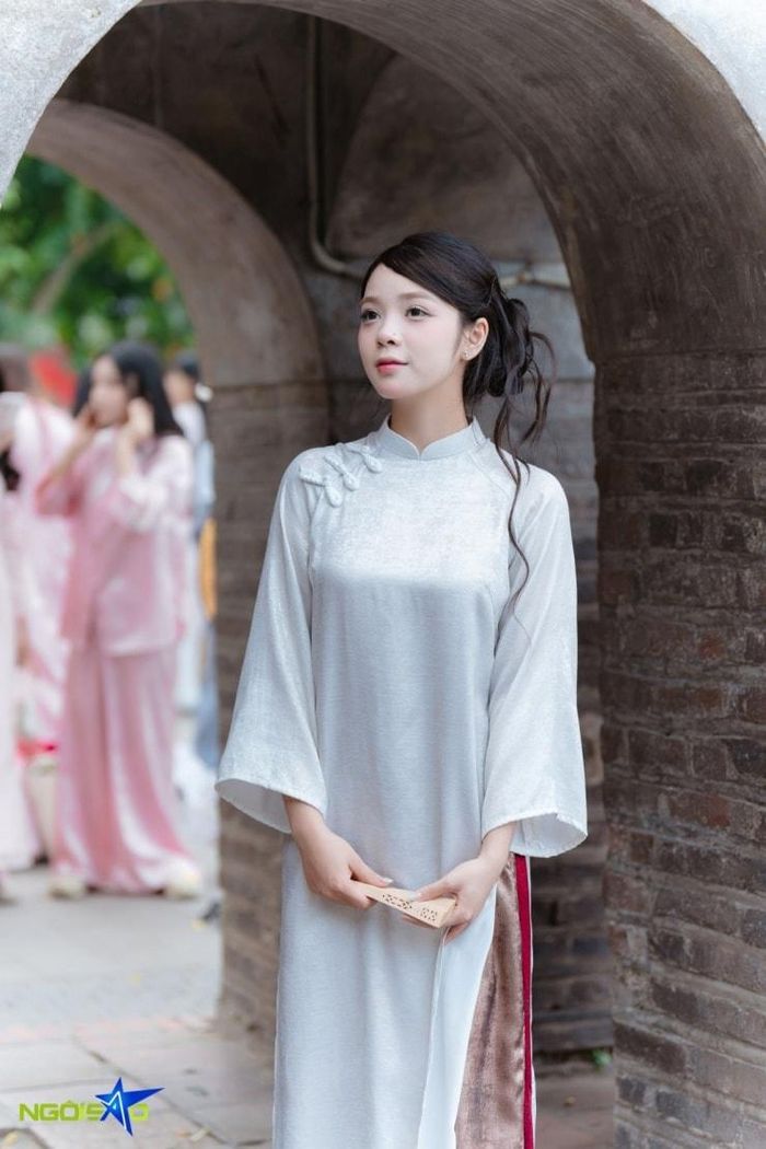 Góc chụp dưới tháp Hòa Phong với mái vòm được nhiều bạn trẻ lựa chọn nhờ không gian trầm mặc, cổ kính.