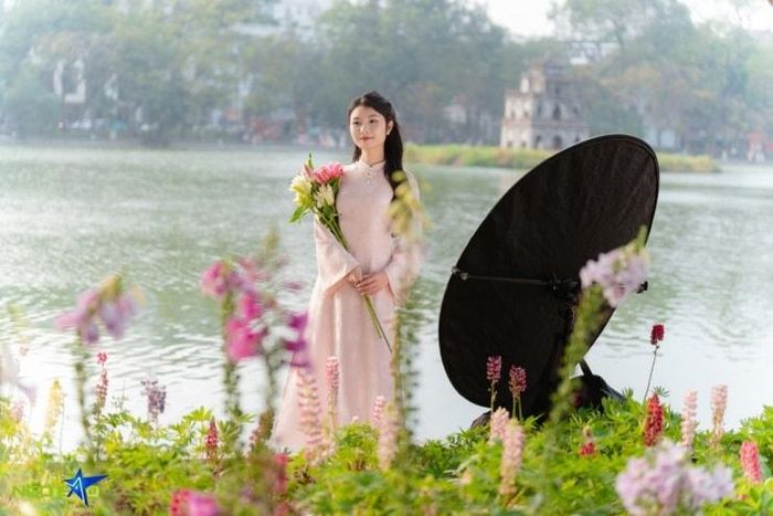 Để có bộ ảnh như ý, nhiều bạn trẻ sẵn sàng thuê trọn gói êkíp gồm nhiếp ảnh, stylist và trợ lý ánh sáng.