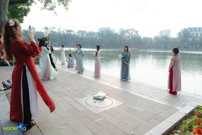 Dọc bờ hồ, khu vực đối diện tượng đài Lý Thái Tổ là nơi tập trung đông người dân dạo chơi, chụp ảnh nhất.