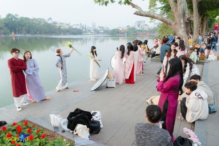 Quanh khu vực hồ Hoàn Kiếm xuất hiện nhiều dịch vụ ăn theo như cho thuê cành hoa, xích lô khá nhộn nhịp.