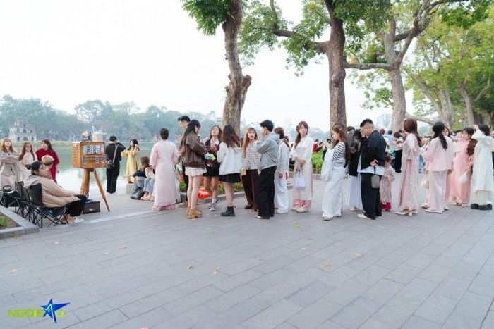 Khu vực photobooth đối diện Bưu điện Việt Nam có góc chụp bao trọn Tháp Rùa thu hút đông người xếp hàng.