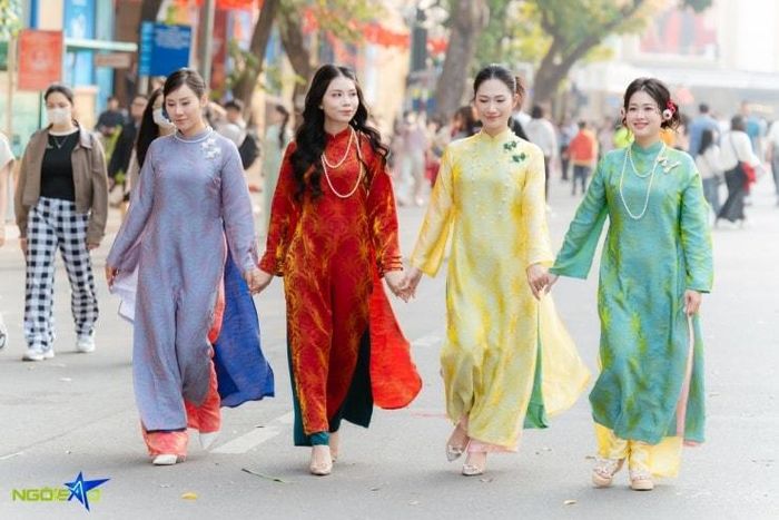 Nhiều người lựa chọn thuê áo dài để thuận tiện thay đổi phong cách với chi phí tối ưu.