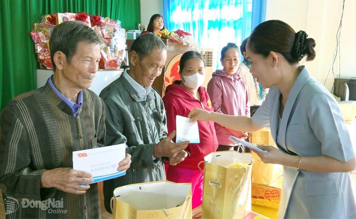 Lãnh đạo xã Lộc Ninh tặng quà tết cho các hộ dân có hoàn cảnh khó khăn. Ảnh: Văn Hùng