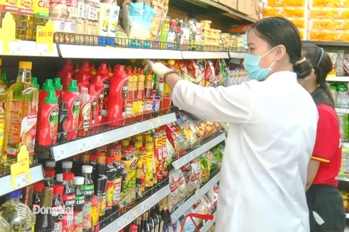 Đoàn kiểm tra tiến hành lấy mẫu các sản phẩm tại các cơ sở kinh doanh. Ảnh: Trần Thành