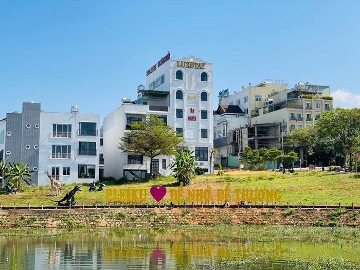  Cảnh quan khu vực bờ kè suối Hội Phú được tôn tạo để phục vụ việc triển khai dự án "Phố đêm Chợ Nhỏ". Ảnh: Lam Nguyên 