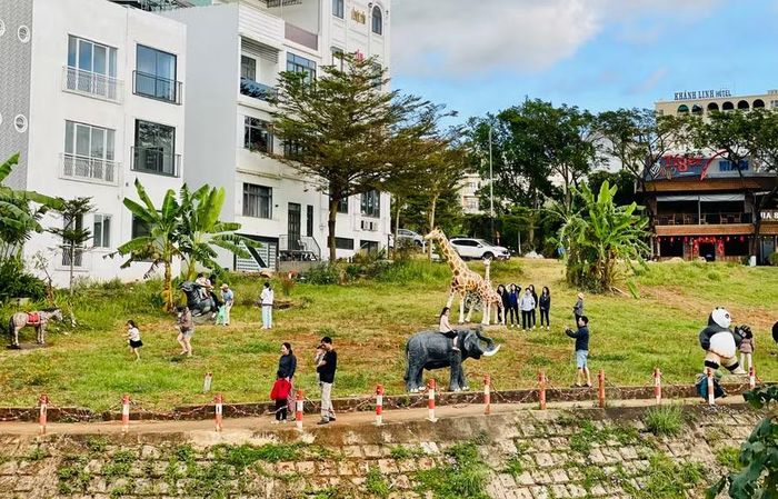  Nhiều gia đình đưa con em đến check-in tại "Khu vườn vui vẻ". Ảnh: Lam Nguyên 