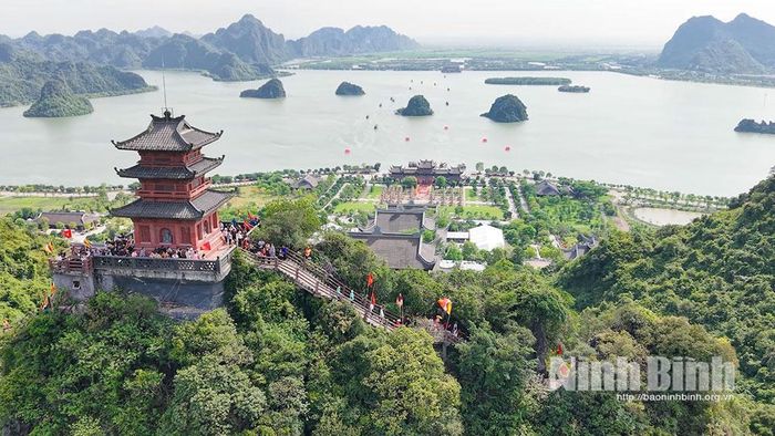 Khu du lịch Tam Chúc được đầu tư, xây dựng góp phần thúc đẩy du lịch địa phương. Ảnh: P.V