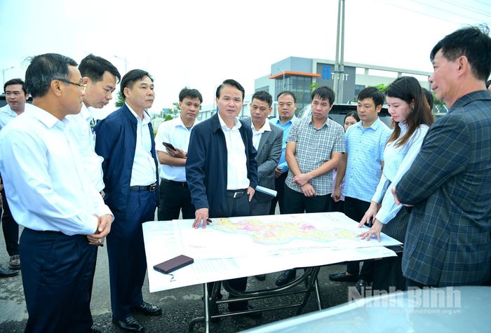 Đồng chí Đặng Xuân Phong, Ủy viên Trung ương Đảng, Bí thư Tỉnh ủy, Trưởng đoàn ĐBQH tỉnh và đoàn khảo sát tại Khu công nghiệp Thái Hà, xã Bắc Lý. Ảnh: Trường Giang