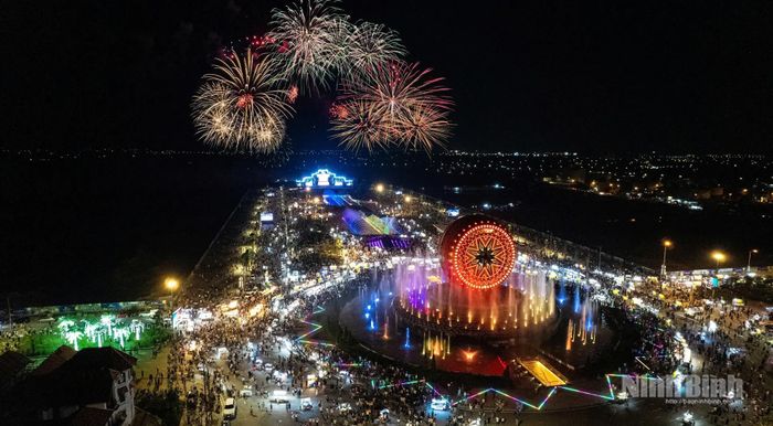 Bắn pháo hoa cuối tuần tại Quảng trường Công viên lễ hội (Khu đô thị Sun Urban City). Ảnh: P.V