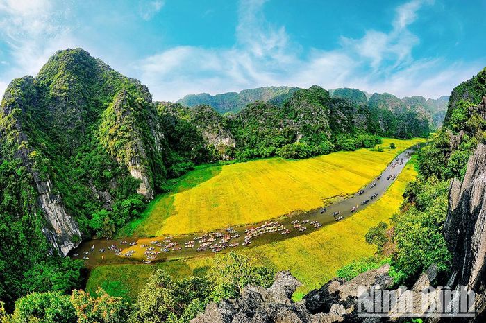 Đông đảo du khách về tham dự Tuần Du lịch Ninh Bình Sắc vàng Tam Cốc - Tràng An. Ảnh: P.V