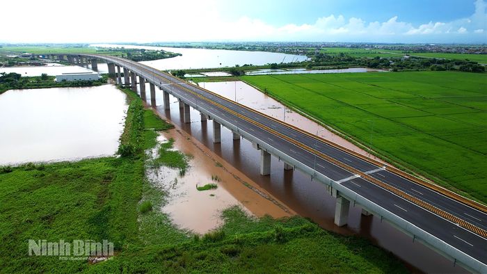 Cầu vượt sông Đáy hạng mục quan trọng, góp phần hoàn thiện tuyến đường bộ ven biển theo quy hoạch, hạ tầng giao thông trong khu vực, tạo điều kiện phát triển kinh tế - xã hội liên vùng. Ảnh Đức Huy