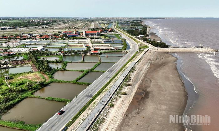 Tuyến đường bộ mới Nam Định - Lạc Quần - Đường bộ ven biển đoạn qua xã Hải Quang. Ảnh: P.V