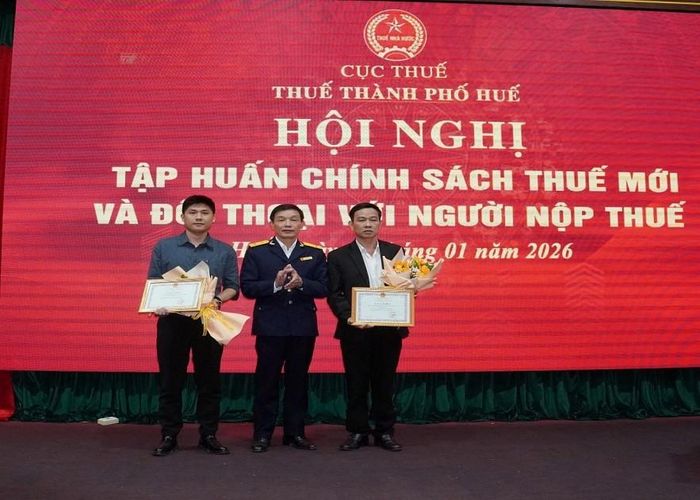 Lãnh đạo Thuế TP. Huế tặng Giấy khen của Cục trưởng Cục Thuế cho 3 tổ chức, doanh nghiệp chấp hành tốt chính sách, pháp luật thuế.