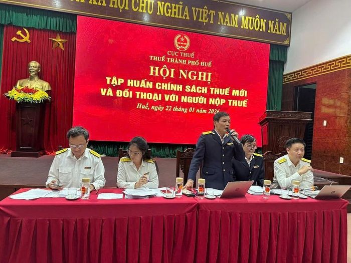 Lãnh đạo Thuế TP. Huế và các phòng chức năng giải đáp kịp thời những vướng mắc của người nộp thuế.