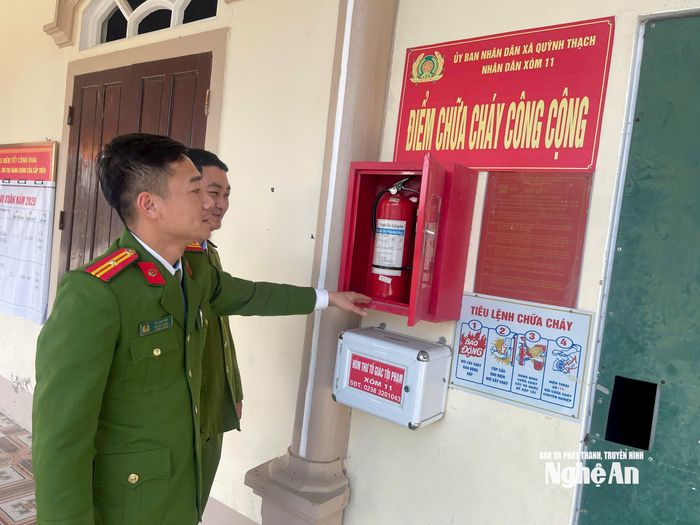 Phòng Cảnh sát PCCC&amp;CNCH Công an tỉnh kiểm tra việc triển khai thực hiện công tác PCCC tại cơ sở. Ảnh: PV