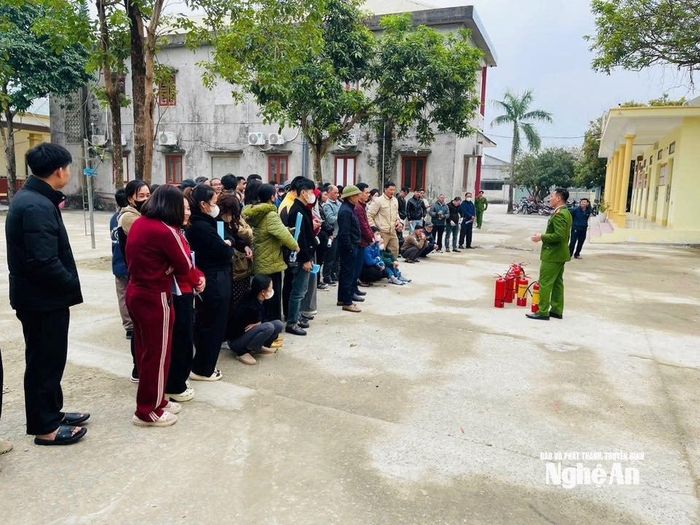 Phòng Cảnh sát PCCC&amp;CNCH Công an tỉnh tuyên truyền, huấn luyện nghiệp vụ PCCC và CNCH cho các cơ sở, hộ kinh doanh trên địa bàn phường Hoàng Mai. Ảnh: PV