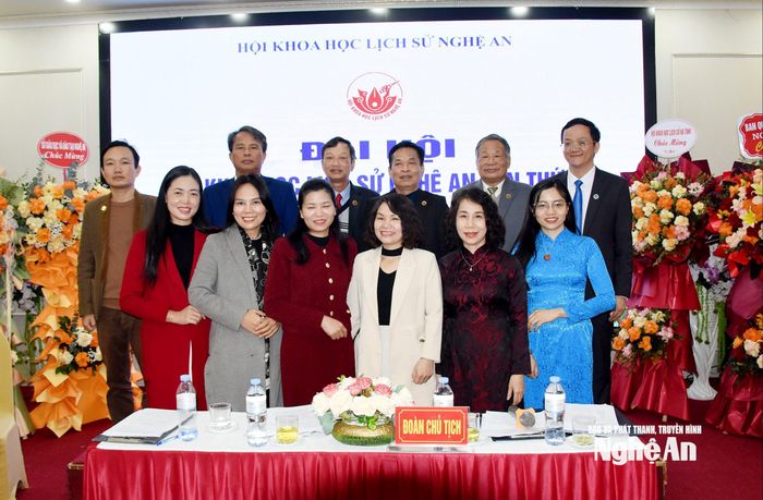 Ban Chấp hành Hội Khoa học Lịch sử Nghệ An nhiệm kỳ 2026 - 2030 ra mắt Đại hội. Ảnh: Công Kiên