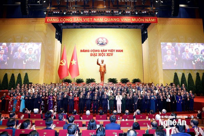 Ban Chấp hành Trung ương Đảng khóa XIV ra mắt Đại hội. Ảnh: Phạm Bằng