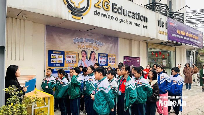 Thí sinh tham dự Vòng Sơ loại 2 English Challenge mùa 9 làm thủ tục trước khi bước vào phòng thi. Ảnh: Ngọc Hà