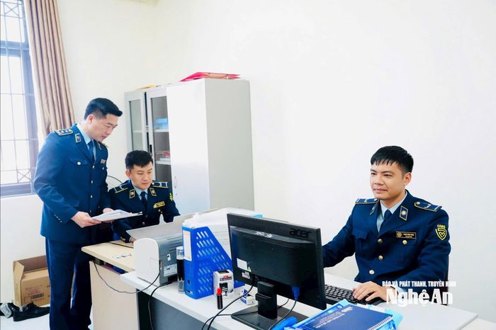 Đồng chí Bùi Văn Chung (người đứng), thường xuyên trao đổi chuyên môn nghiệp vụ với cán bộ trong đơn vị. Ảnh: Nguyễn Quỳnh