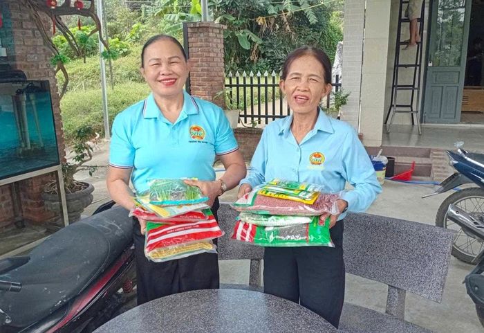 Hội viên nông dân phường Hòa Khánh phấn khởi nhận giống rau do Hội Nông dân phường tặng. Ảnh: BẢO NHI