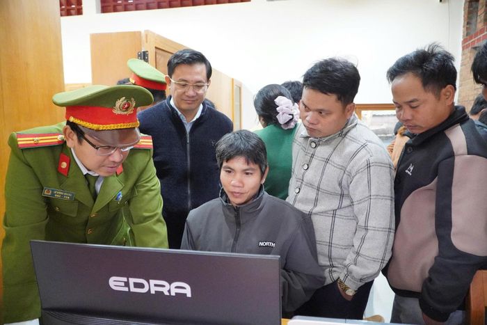 Xã Tây Giang triển khai mô hình “Điểm giao dịch phi tiếp xúc” tại thôn Alua. Ảnh: HỒ QUÂN