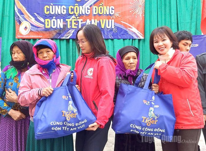 Lãnh đạo Hội Chữ thập đỏ tỉnh tặng quà Tết cho các hộ nghèo.